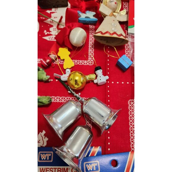 Vintage Christmas Ornament Lot Wreaths Bells Figurines Pinecones Leewards Westri - Picture 5 of 16